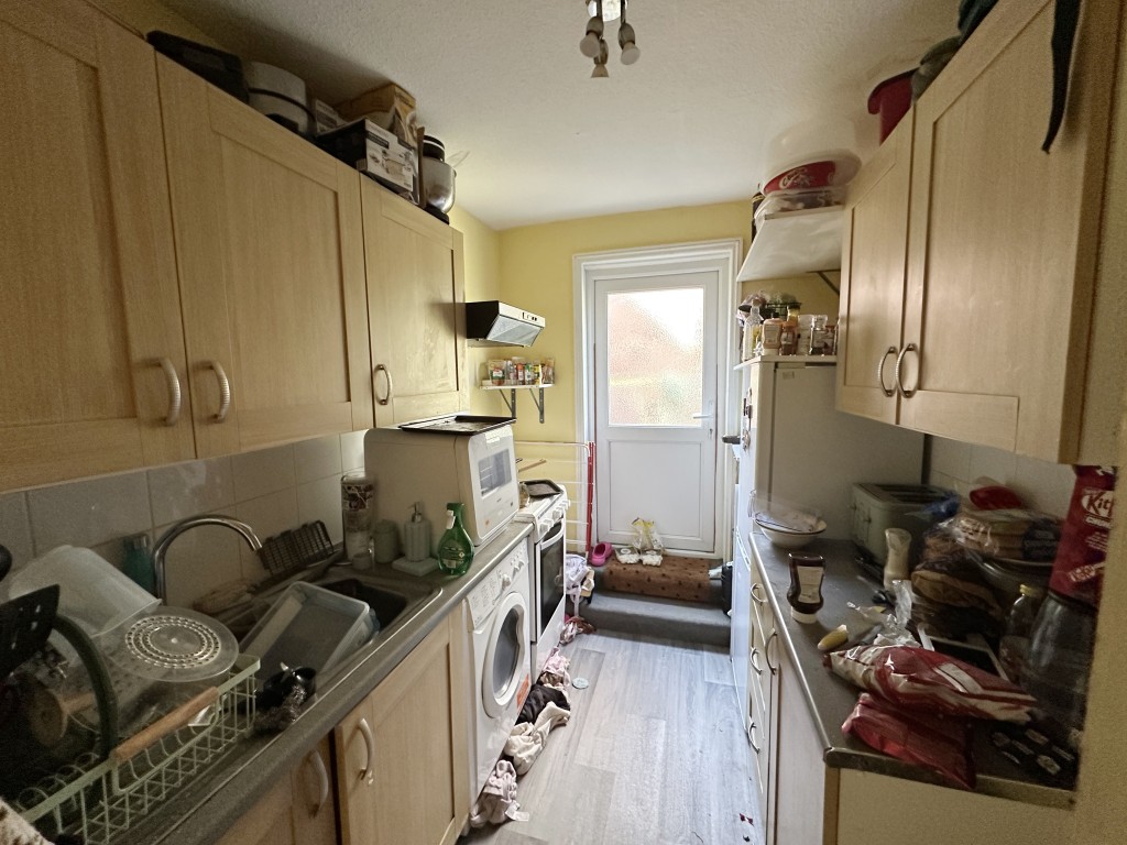 Lot: 79 - MIXED FREEHOLD RESIDENTIAL AND COMMERCIAL INVESTMENT - 55a Kings Road Kitchen